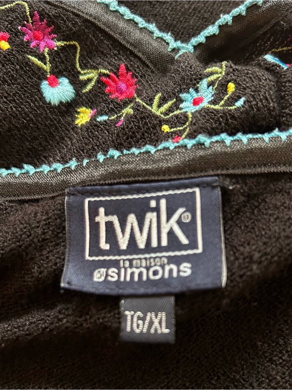 Twik Black with Flower 🌺 Embroidery and Split Bell Cuffs - Picture 5 of 12